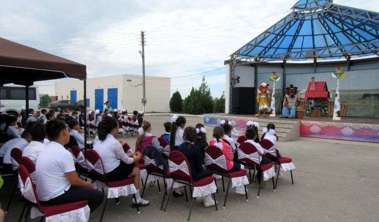 Театр кукол посетил Володарский район Астраханской области
