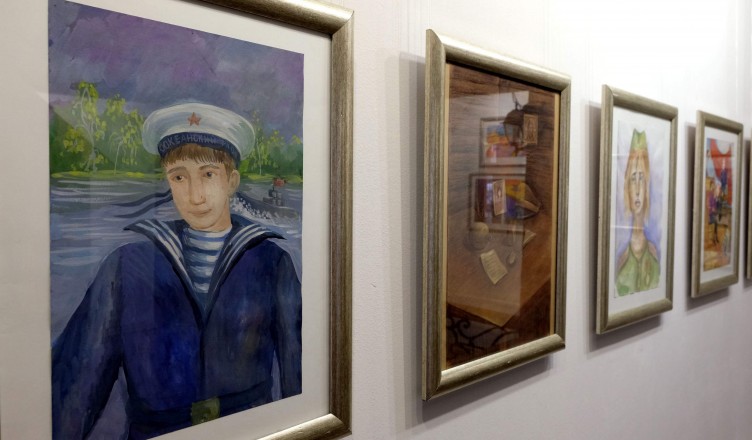 Выставки художественных работ открылись в театре кукол ко Дню Победы