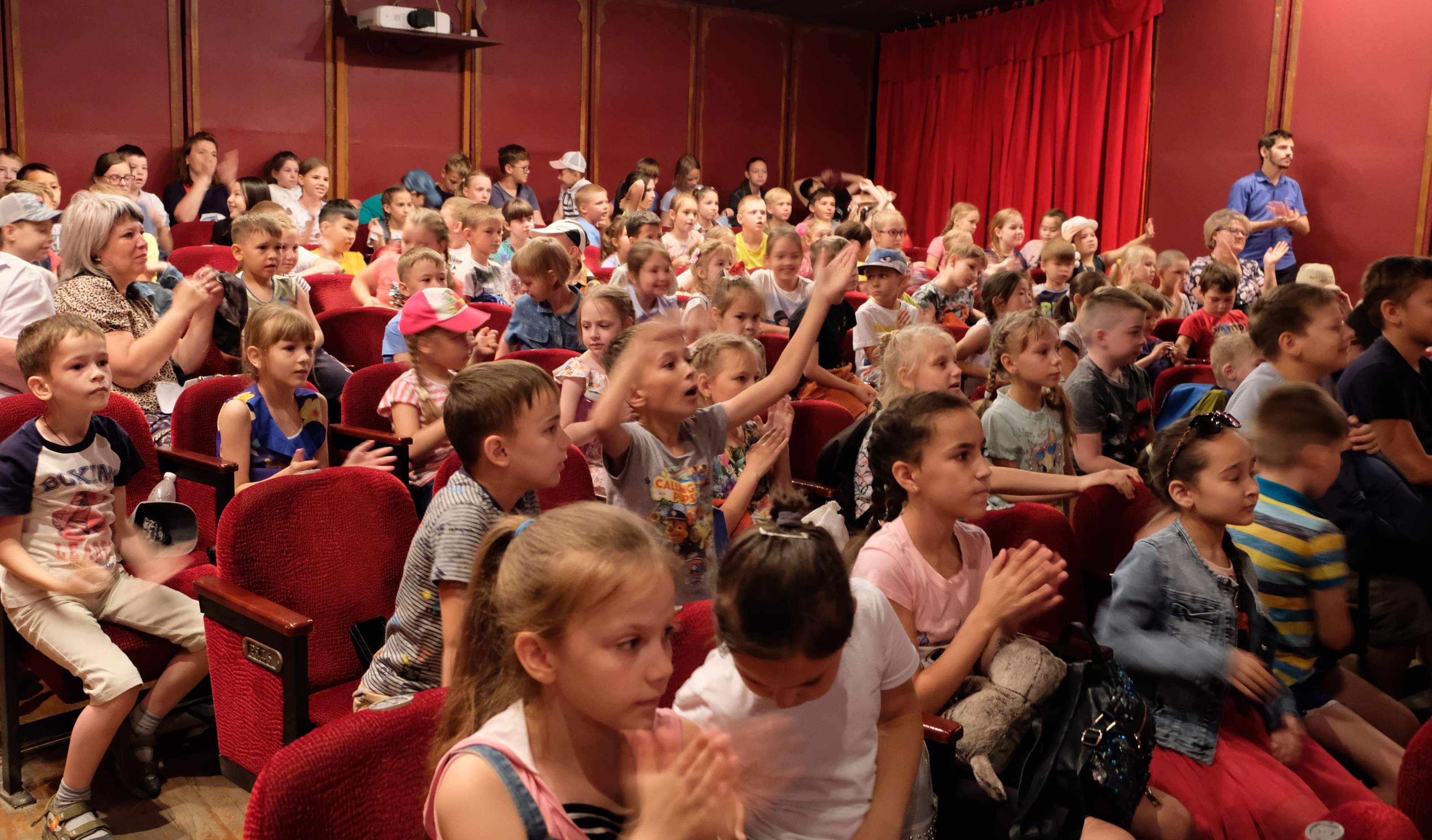 Дети в зрительном зале. Театр для детей. Зрители кукольного театра. Дети зрители в театре. Аплодисменты в театре для детей.