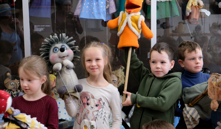 Дети в музее кукол